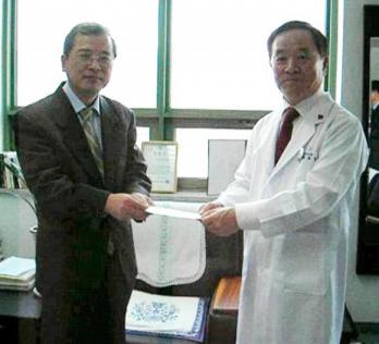 류동대씨(왼쪽)가 부산의료원 유총일 원장에…