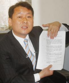"전형적인 사기극" 철도공사의 러시아 유전사업에 관여했다는 의혹이 제기된 열린우리당 이광재 의원이 11일 기자회견에서 전날 한나라당이 공개한 문서를 가리키며 “문건 자체가 전형적인 사기극임을 입증하고 있다.”며 반박하고 있다. 남상인기자 sanginn@seoul.co.kr