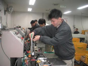 인천 부평구 부평6동에 있는 장애인 재활시설 ‘핸인핸’에서 중증장애인들이 칫솔을 만들고 있다. 사회복지법인 손과손 제공