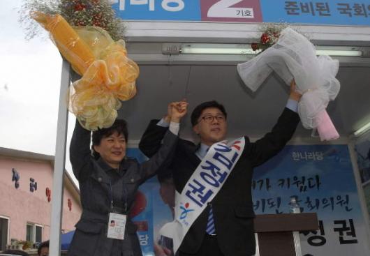 한나라당 박근혜(왼쪽) 대표가 17일 경남 김…