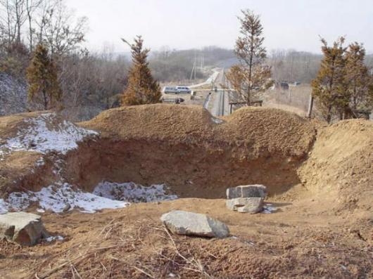 경의선 철도 가까운 DMZ내에 설치된 방공호…