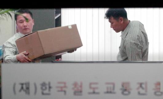 검찰 직원이 18일 오전 서울 용산구 서계동…