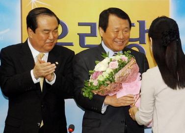 지난달 한나라당을 탈당한 염홍철(가운데) …