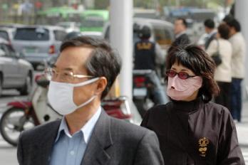 강한 황사바람이 몰아친 20일 낮 서울 광화…