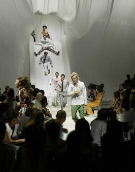 미끄럼틀을 활용한 에트로의 패션쇼.