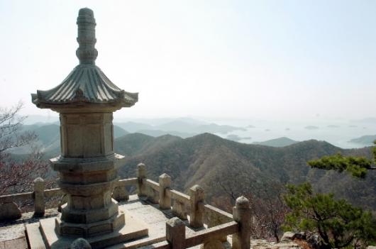 문수암에서 내려다 본 남해안.청담스님의 사…