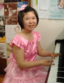 ‘네 손가락의 피아니스트 희아’의 한 장면…