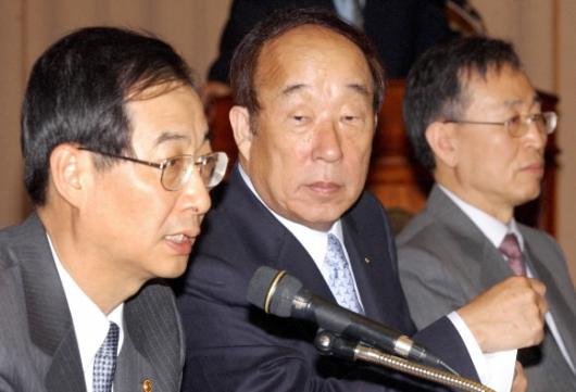 한덕수(왼쪽) 부총리겸 재정경제부 장관이 …