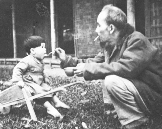 기대와 달리 호찌민 사진에서 영웅의 모습은…