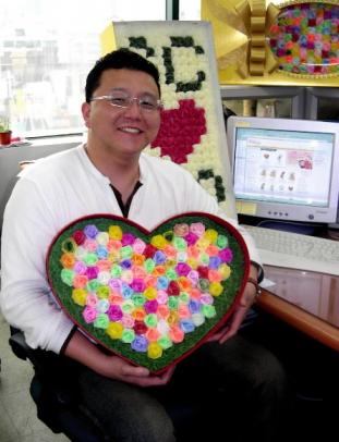 온라인 장터 옥션에서 향기나는 종이장미를…