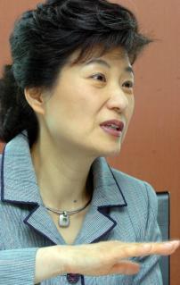 한나라당 박근혜 대표가 4일 서울신문과 가…