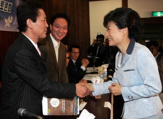 한나라당 박근혜(오른쪽) 대표가 6일 국회 …