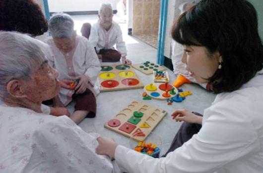 유료 노인요양원에서 치매를 앓고 있는 할머니들이 치료를 위해 사회복지사 지도로 장난감 맞추기를 하고 있다. 전문가들은 한번 손상된 인간의 뇌세포는 복구가 불가능하기 때문에 치매환자의 치료가 쉽지 않다고 말한다.  이언탁기자 utl@seoul.co.kr