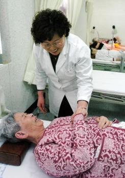 김제시 노인종합복지타운내 노인요양원에서 오복순(보건 6급) 계장이 치매환자들의 건강상태를 살피고 있다.