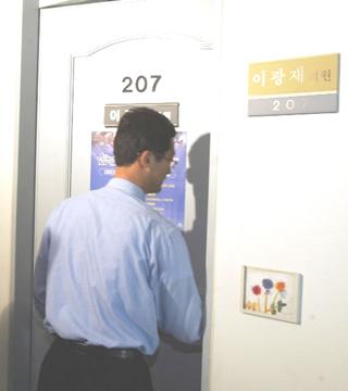 9일 오전 '유전개발 의혹'과 관련, 검찰의 …