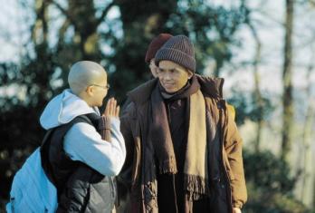 제자와 이야기를 나누고 있는 틱낫한(오른쪽…