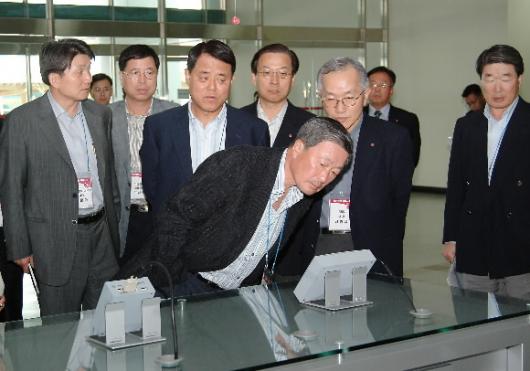 ‘혁신 버스투어’에 나선 구본무(앞쪽) LG…