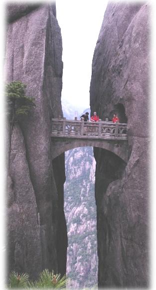 기암 절벽을 관통해 만든 보선교에 서서 수…