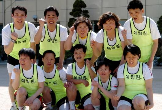 인천시 부평6동 예림원 원생들과 선생님들이 20일 완주를 다짐하며 화이팅을 외치고 있다. 인천 강성남기자 snk@seoul.co.kr