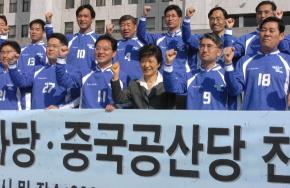 한나라당 박근혜(앞줄 오른쪽 세번째) 대표…