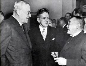 1951년 도쿄의 리셉션장에서 만난 덜레스 미…