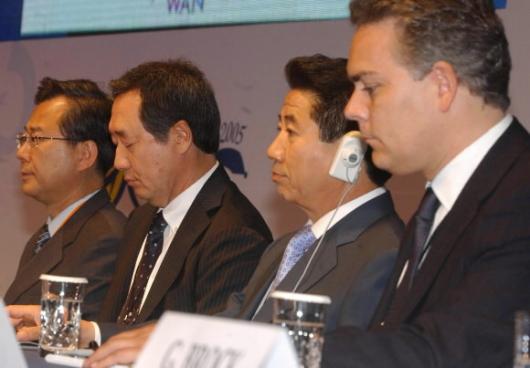 노무현 대통령이 30일 서울 삼성동 코엑스에…