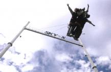 친구와 묶여 짜릿하게 하늘을 날면 태양이 손에 닿을듯