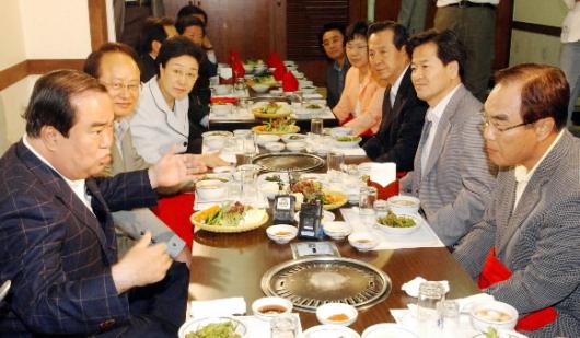 열린우리당 문희상(사진 왼쪽줄부터) 의장과 이부영 전