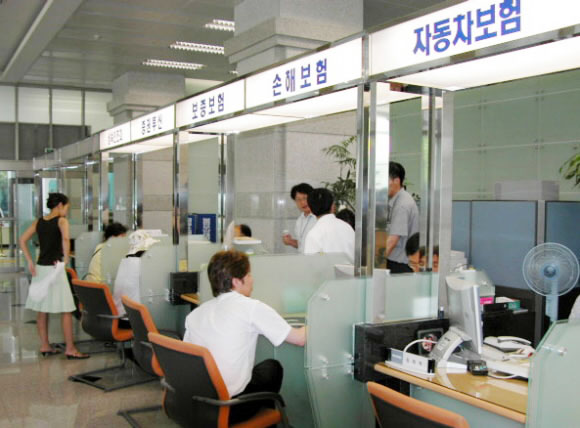 은행 보험 주식 등 다양한 분야에서 발생하는 휴면계좌를 5년동안 찾지 않으면 해당 금융기관의 잡수익으로 처리된다. 사진은 상속인들이 금융감독원 소비자보호센터를 찾아 휴면계좌를 확인하는 모습. 금융감독원 제공