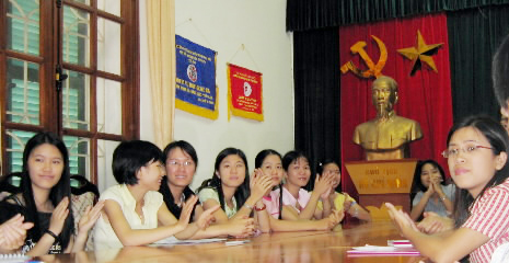 베트남 학생들의 한국에 대한 관심과 지식은 상상 이상이다. 눈을 반짝이면서 소설가 김원일·김인숙씨의 특강을 듣고 있는 국립 하노이대 학생들.  하노이(베트남) 조태성특파원 cho1904@seoul.co.kr