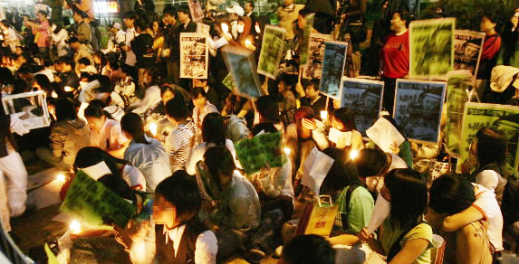 지난 5월 초 서울 광화문에서 고교생들이 두발제한과 내신 상대평가 등 입시정책에 반대하는 촛불시위를 벌이고 있다. 서울신문 포토라이브러리