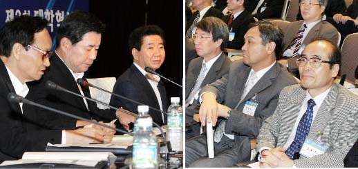 서울대 입시안을 놓고 당정과 서울대가 맞서고 있는 가운데 노무현(왼쪽 사진 맨 오른쪽) 대통령과 정운찬(오른쪽 사진 맨 왼쪽) 서울대 총장이 8일 오후 한양대 안산캠퍼스에서 열린 ‘제2회 대학혁신포럼’에서 맞닥뜨렸다.이날 행사에는 김진표 교육부 총리와 전국 대학ㆍ전문대 총ㆍ학장 등 400여명이 참석했다. 청와대 사진기자단