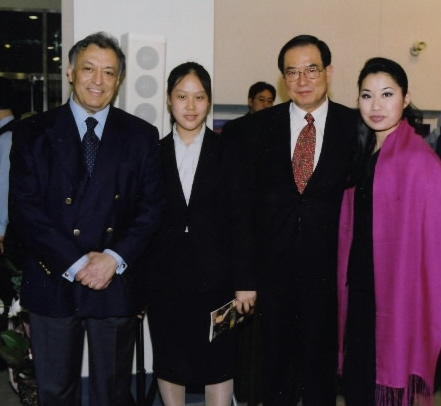 고 박성용(가운데) 금호아시아나그룹 명예회장이 지난 2003년 4월 통영국제음악제 리셉션에서 지휘자 주빈 메타(맨 왼쪽), 피아니스트 손열음(왼쪽 두번째), 바이올리니스트 장영주(맨 오른쪽)와 함께 포즈를 취하고 있다.