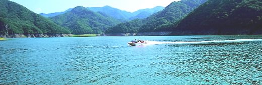 산과 강, 길이 잠시 긴장을 풀며 여유를 찾는 내륙의 바다 충주호. 시원스레 질주하는 보트를 보기만해도 바다가 부럽지 않다.