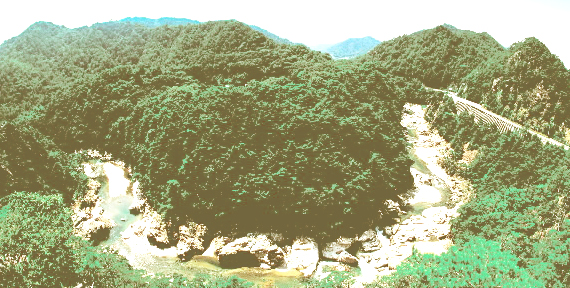 봉화의 황우산에서 바라본 낙동강. 낙동강이 녹음이 짙은 산사이로 한폭의 수채화인양 굽이치고 있다.