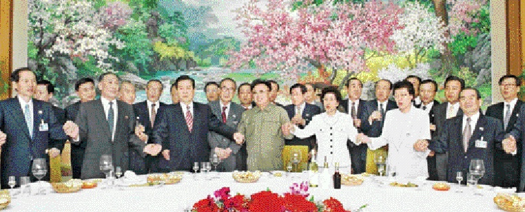 정동영 통일부 장관과 김정일 북한 국방위원장의 ‘6·17면담’ 이후 남북 당국자간 회담이 줄을 잇게 됐고, 이산가족들의 8·15 화상 상봉도 추진하는 등 인적 교류가 늘어나고 있다. 사진은 지난 2000년 6·15 남북 정상회담 후 평양 백화원 영빈관에서 열린 환송 오찬 모습. 서울신문 포토라이브러리