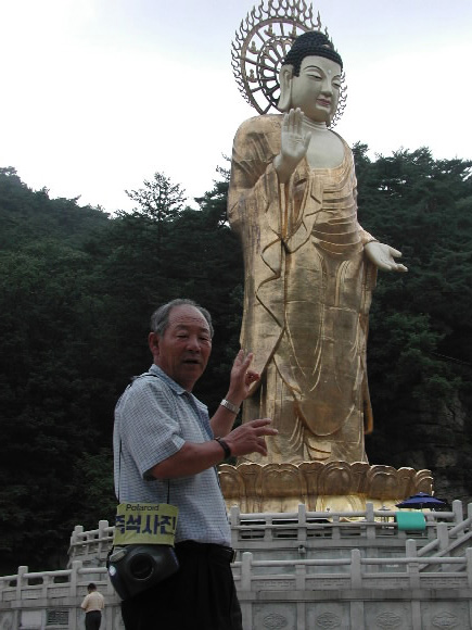 속리산 사진사 이기완씨가 법주사 불상을 배경으로 서있다. 보은 이천열기자 sky@seoul.co.kr