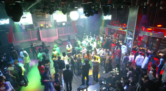 매달 마지막주 금요일 밤 홍대 앞 클럽들을 자유롭게 드나드는 행사인 ‘클럽데이’의 한 장면. 서울신문 포토라이브러리