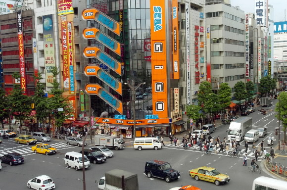 전자제품의 메카로 불리던 도쿄 아키하바라 거리의 변화된 모습. 3~4년새 게임산업에 자리를 내어준 현실을 보여주듯 게임기업 세가(SEGA)의 게임센터가 우뚝 서 있다.