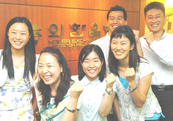 학력·연령을 깨뜨린 공채를 통해 입행한 외환은행 신입행원들이 16일 서울 을지로 본점에서 파이팅을 외치고 있다. 앞줄 왼쪽부터 강민주, 고나영, 오은정, 양미경씨. 뒷줄 왼쪽부터 김효영, 조기진씨. 