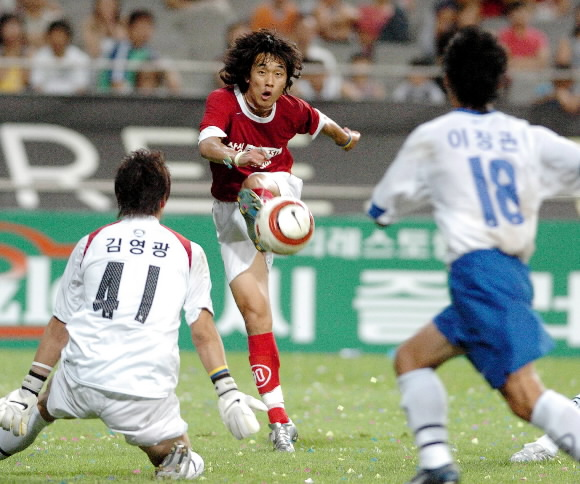 2005프로축구 K-리그 올스타전에서 MVP에 등극한 박주영(가운데)이 상대 수비수와 골키퍼 사이로 강력한 왼발슛을 날리고 있다.  강영조기자 kanjo@sportsseoul.com