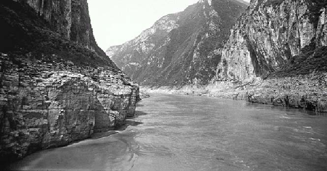 도도하게 흐르는 중국 양자강. 중국에서 다신(茶神), 다성(茶聖)으로 불리는 당나라 시대의 문인 육우는 차(茶)의 가장 중요한 요소인 물을 감별하는 안식이 탁월했으며 양자강 물도 빼어난 것으로 평가했다.