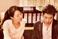 경기 남양주 서울종합촬영소에서 촬영된 ‘6월의 일기’의 한 장면.노처녀 형사 신은경이 신참 파트너 문정혁을 다그치고 있다.