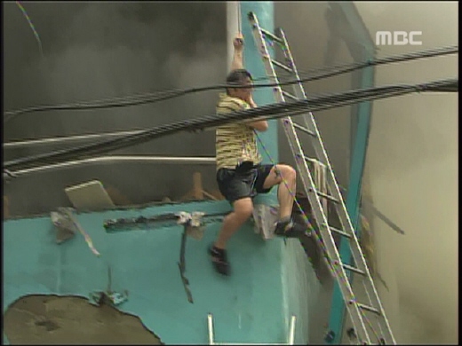 탈출을 시도하고 있는 시민