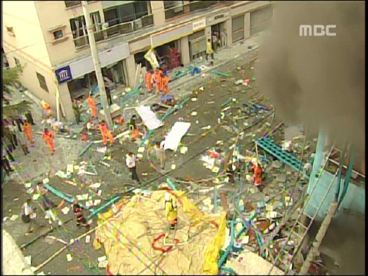 폭탄을 맞은 것 같은 사고 현장