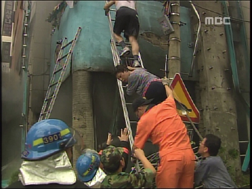 구조를 벌이고 있는 구급대원
