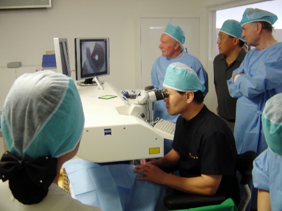 ASA80 수술법을 개발한 독일의 다우쉬·슈뢰더 박사가 참관한 가운데 박영순 원장이 노안교정술을 시술하고 있다.