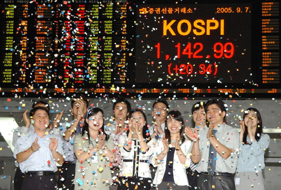 10년 10개월만에종합주가지지수가 사상 최고치를 경신하자 증권선물거래소 직원들이 색종이를 뿌리며 자축하고있다.     