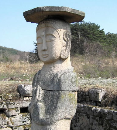 충북 충주시 상모면 미륵사지에 있는 미륵불상. 미륵불이 강림해 세상을 구원한다는 미륵신앙은 ‘정감록’에 등장하는 ‘진인’의 원형이었다. 