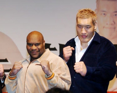 최홍만(오른쪽)과 밥샙